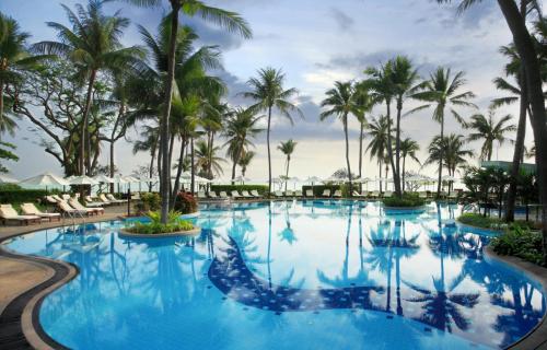1centara-grand-beach-resort-villas-hua-hin-railway-pool (2)